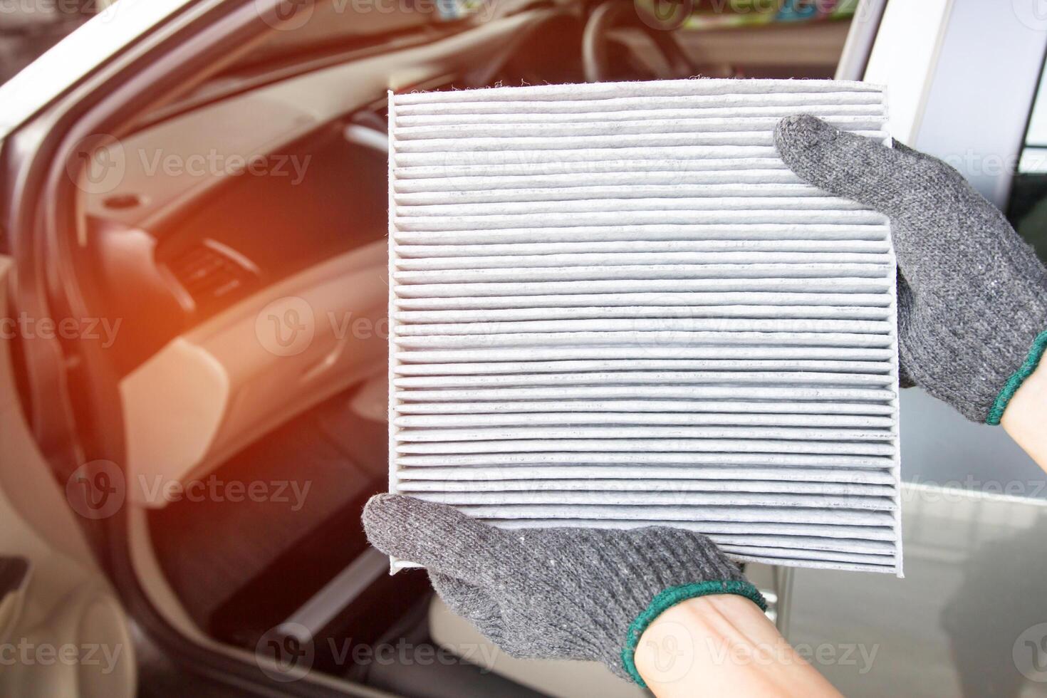 vicino su aria filtro nel mano servizio concetto nel aria condizione sistema di auto e dentro auto sfocatura sfondo foto