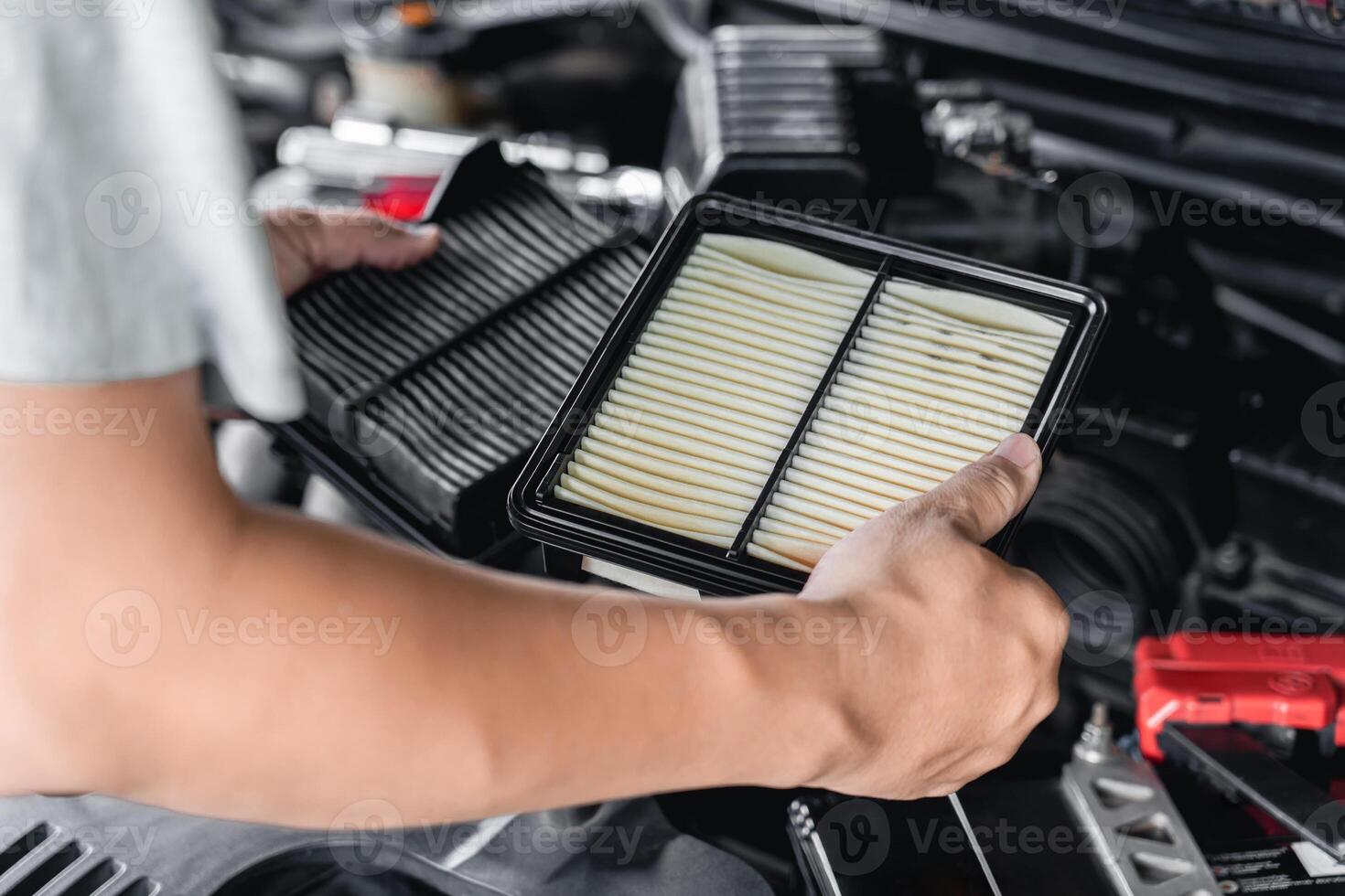 casa servizio auto concetto un' uomo sostituire il vecchio motore aria filtro rispetto per il nuovo uno nel motore camera modificare e dai un'occhiata di auto nel il motore camera di base auto servizio concetto foto