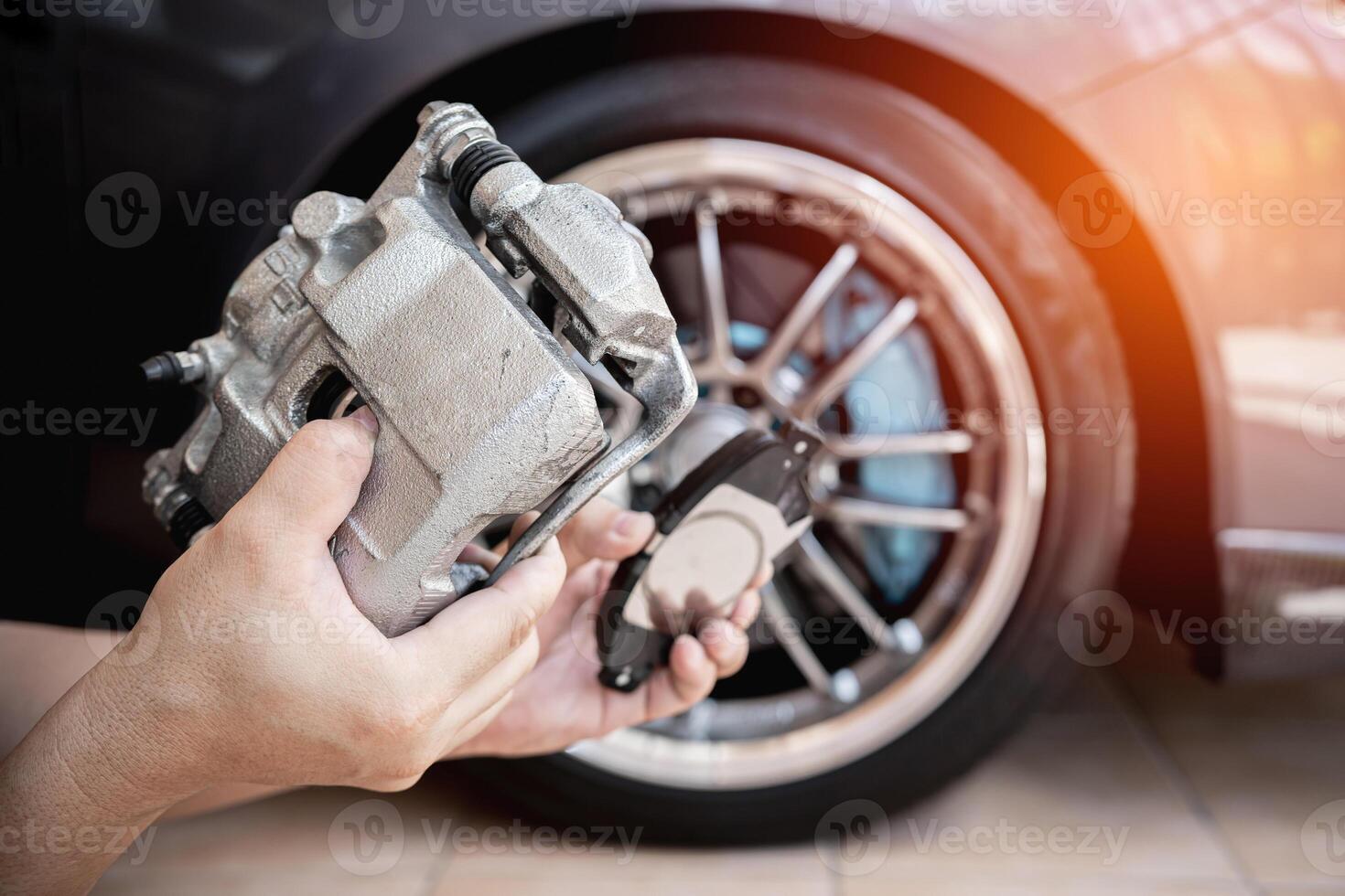 un' uomo Tenere standard calibro e freno tampone scorta parte nel aggiornare servizio Manutenzione azione concetto freno sistema di auto foto