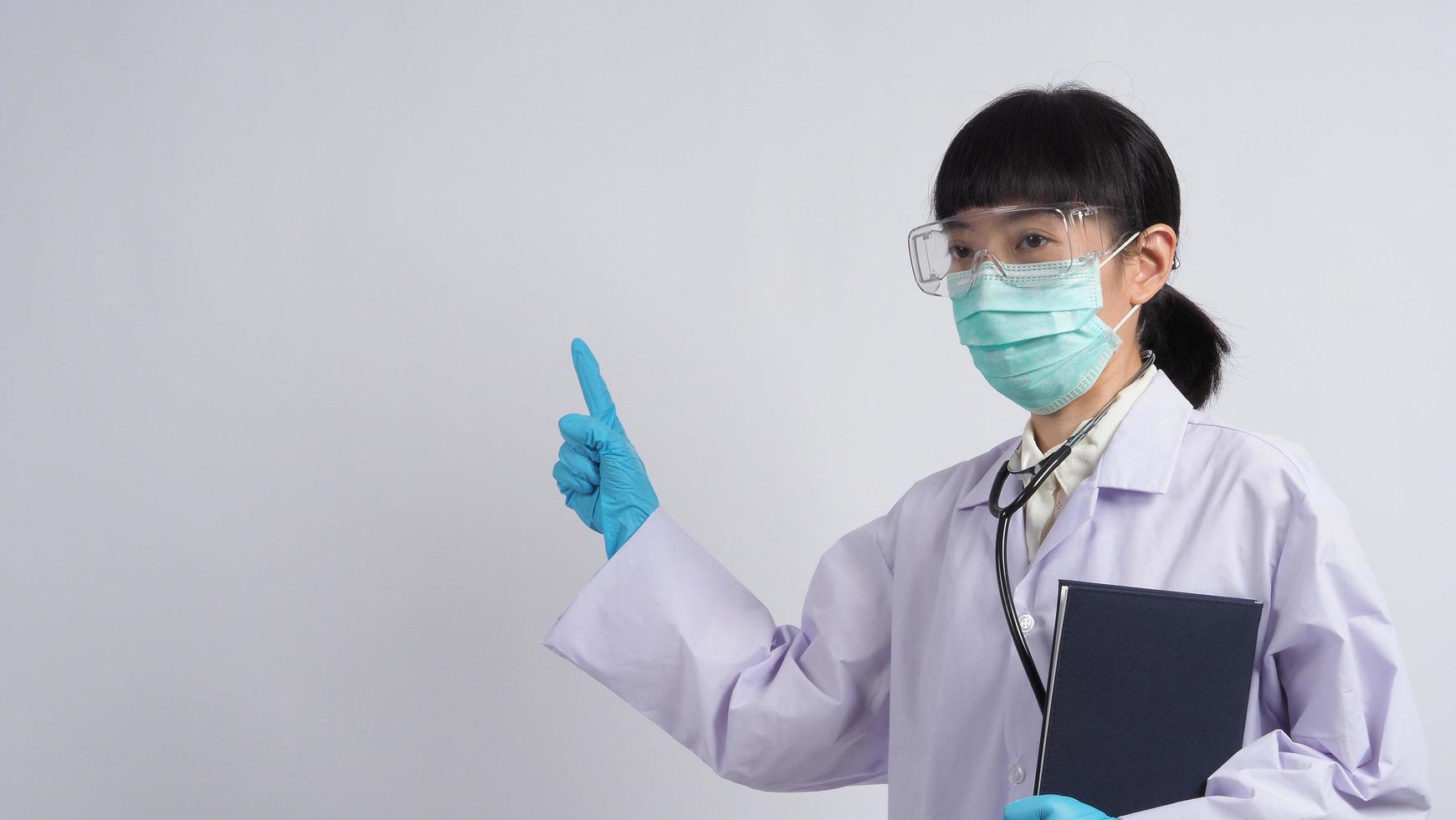 medico in uniforme indica un'area vuota. gesti con le mani. foto