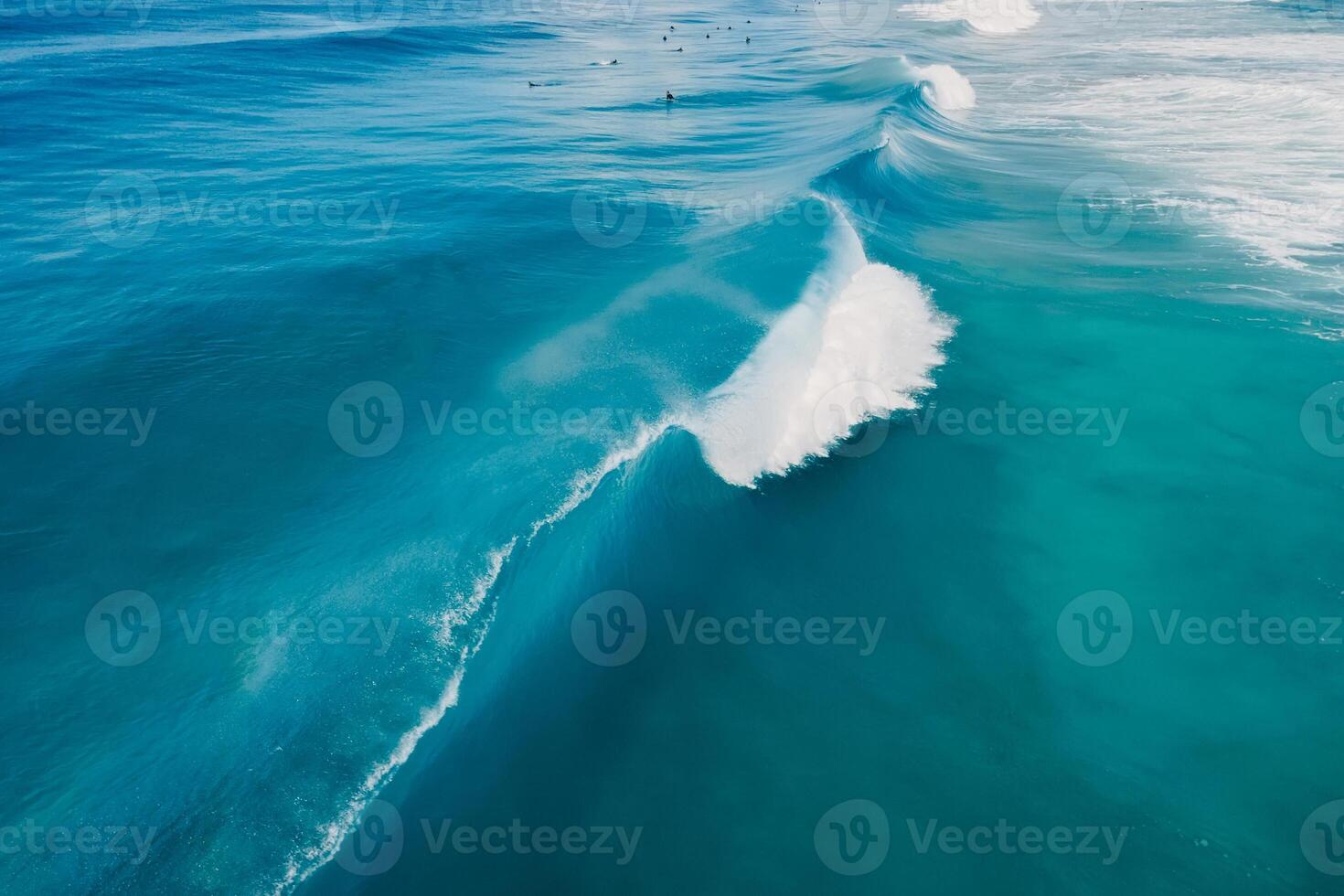 blu onda nel tropicale oceano. rottura barile onda. aereo Visualizza foto