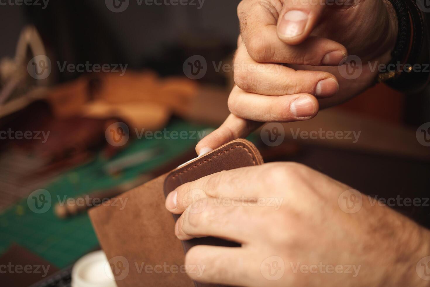 conciatore lavori con pelle, piccolo attività commerciale, produzione. foto