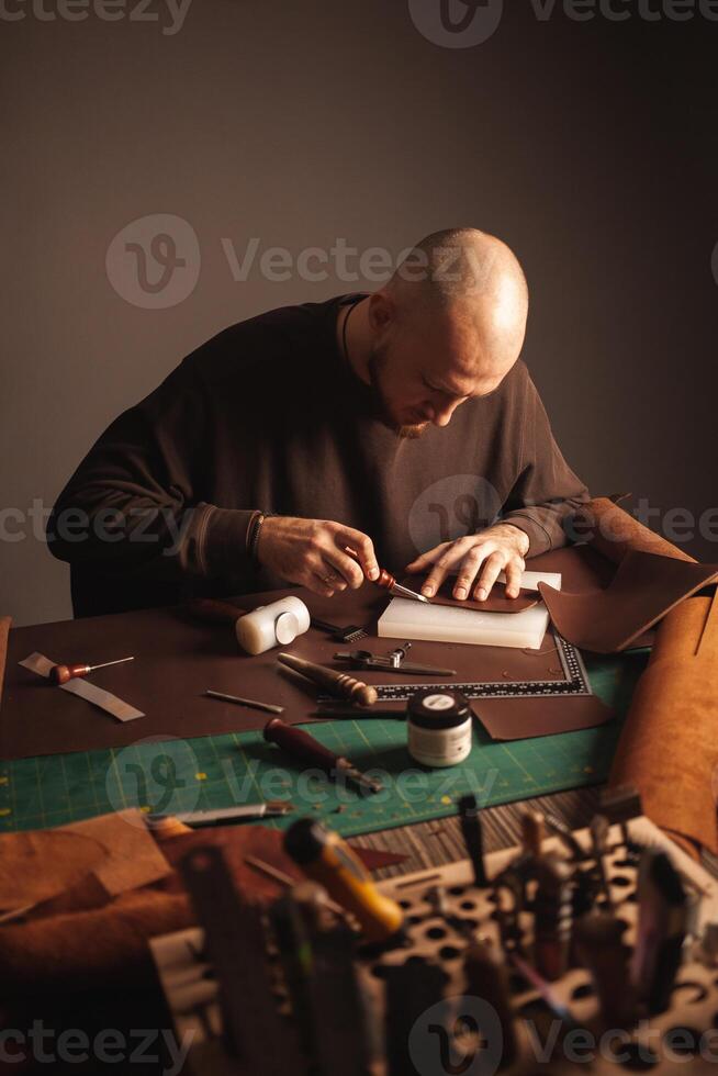 conciatore lavori con pelle, piccolo attività commerciale, produzione. foto