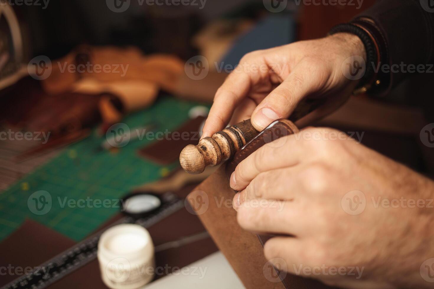 conciatore lavori con pelle, piccolo attività commerciale, produzione. foto