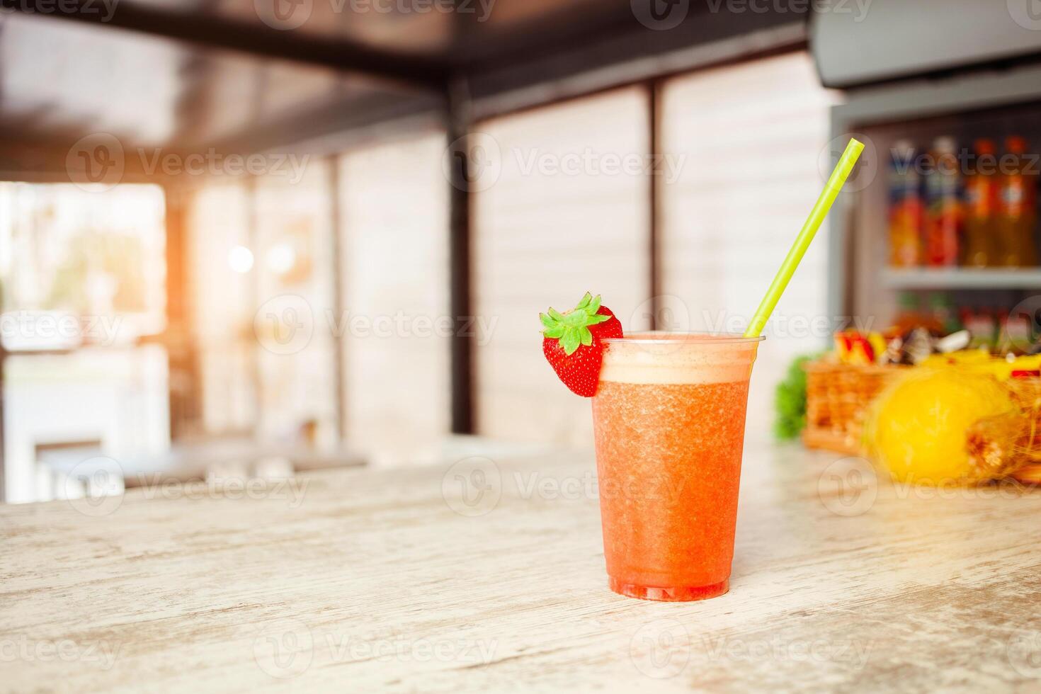 estate rinfrescante bere, frutta fragola frappé, frullato, succo, ghiaccio e scintillante acqua foto