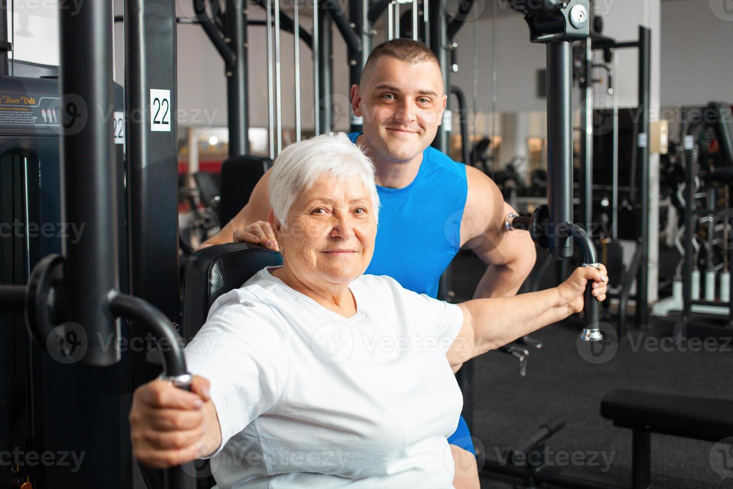 un anziano pensionato giochi gli sport nel il Palestra foto