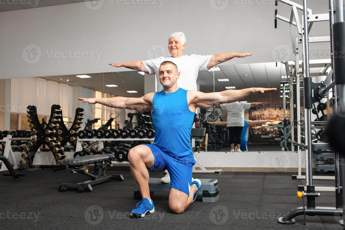 un anziano pensionato giochi gli sport nel il Palestra foto