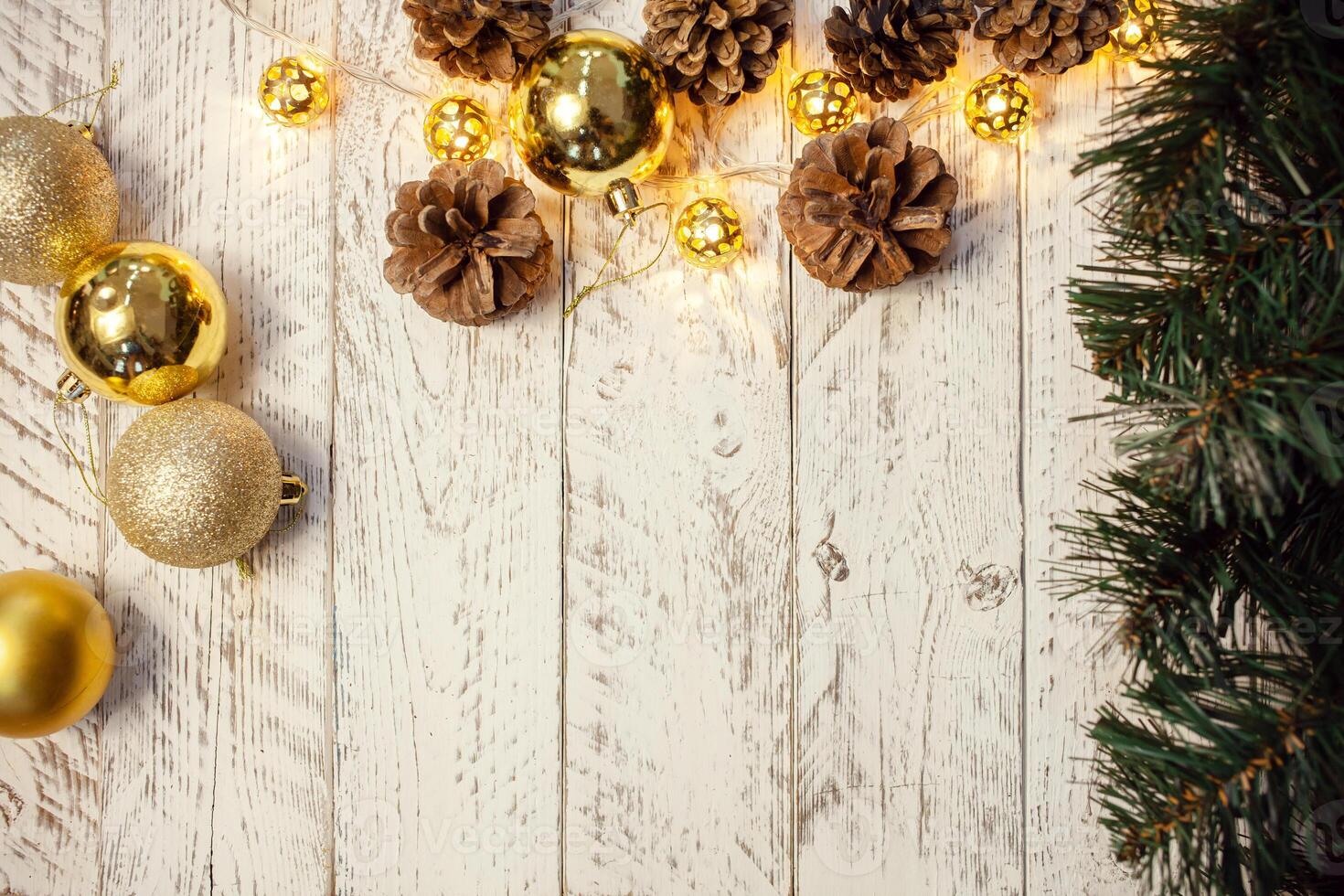 bianca di legno Natale sfondo. vuoto spazio per testo. contento nuovo anno. coni, abete rosso ramo, ghirlanda foto