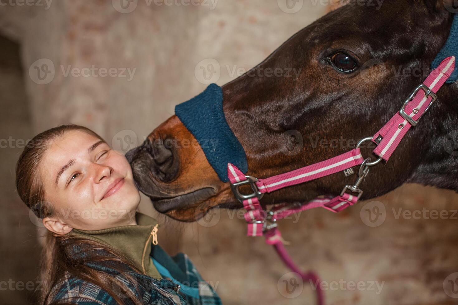 un' giovane ragazza baci un' cavallo. un' cavallo baci il suo padrona. foto