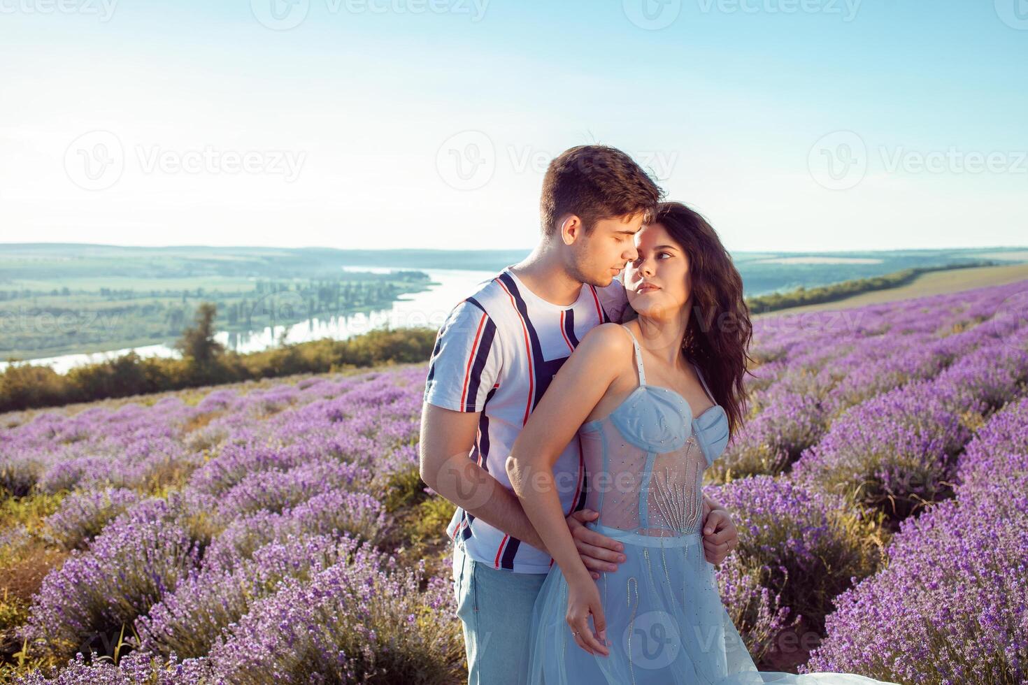 amato persone nel un' lavanda campo, un' uomo e un' donna amore ogni altro foto