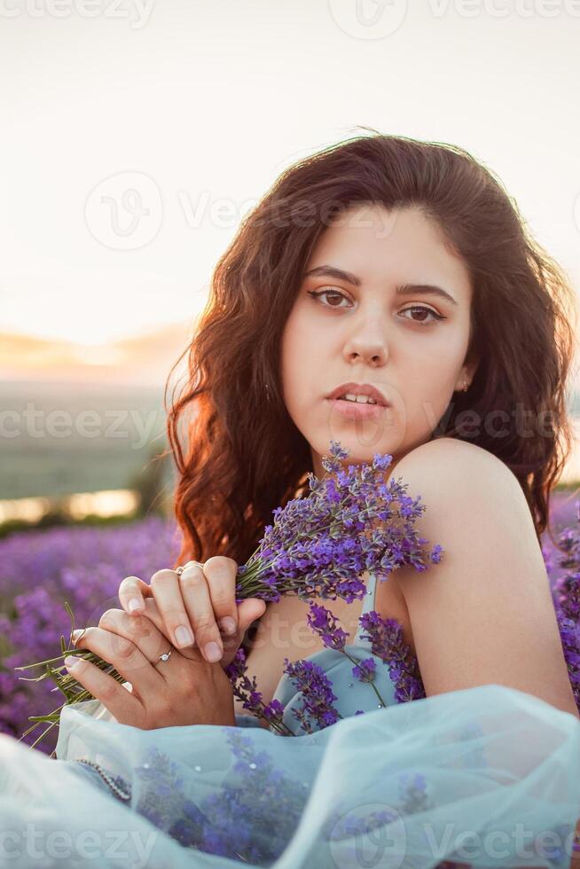 un' bellissimo giovane ragazza contro il tramonto e un' bellissimo cielo foto