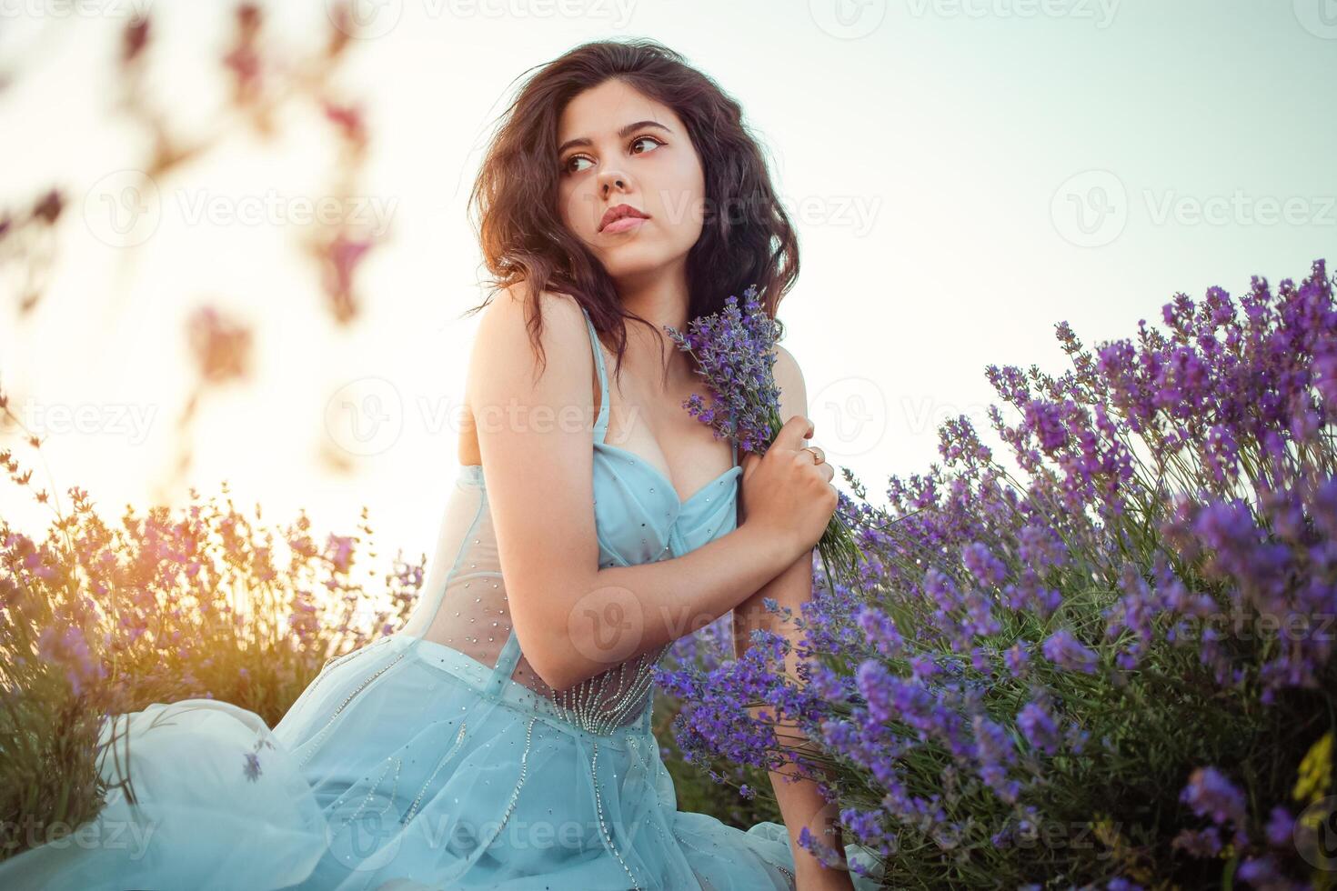 un' bellissimo giovane ragazza contro il tramonto e un' bellissimo cielo foto