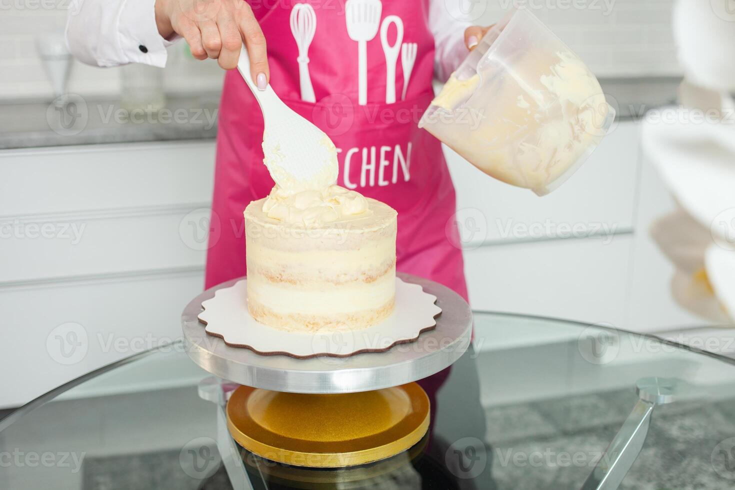 pasticciere pari su torta, coperture con bianca cioccolato. casa produzione, attività commerciale, imprenditore, passatempo. delizioso dolci e pasticcini. frustato crema foto