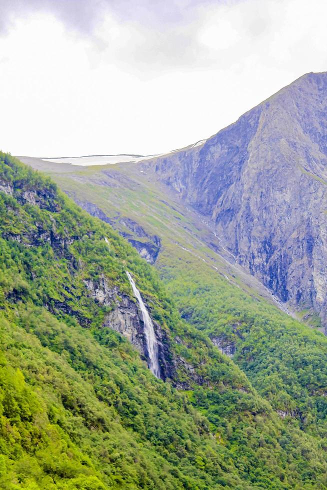 cascata e neve aurlandsfjord aurland sognefjord in norvegia. foto