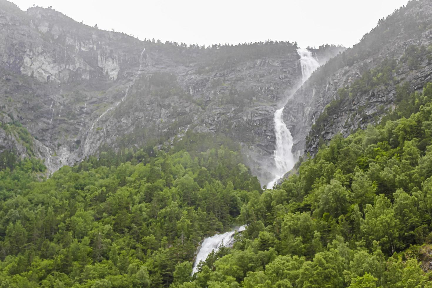 cascata in aurlandsfjord aurland sognefjord in norvegia. foto