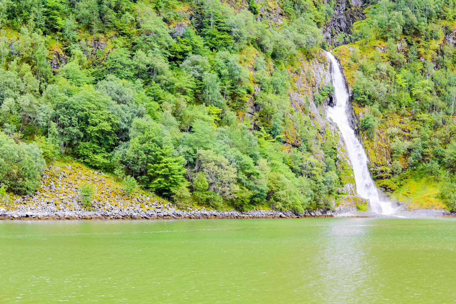 cascata in aurlandsfjord aurland sognefjord in norvegia. foto