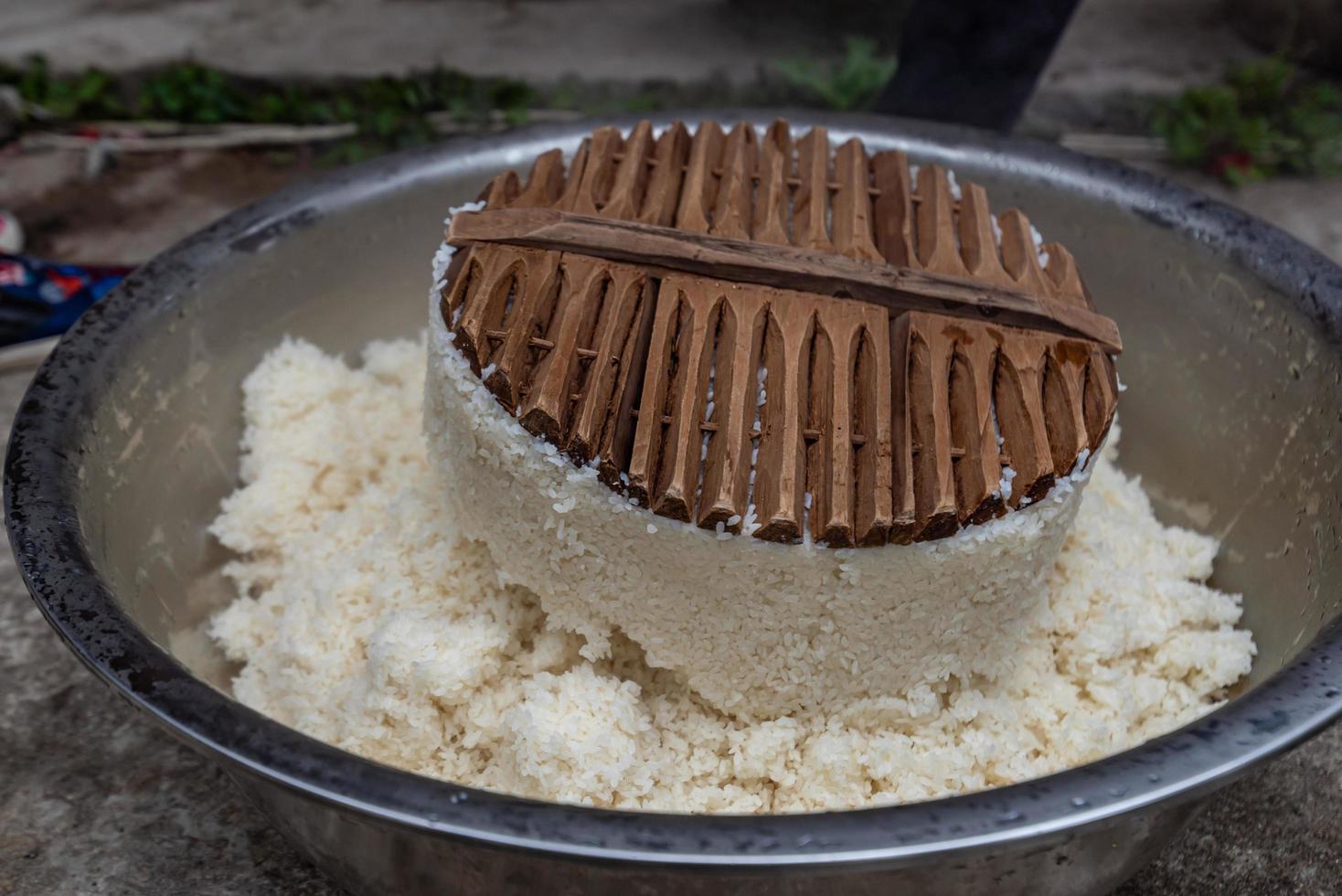 il processo di produzione degli snack tradizionali cinesi, le strisce di riso, è una prelibatezza a base di riso foto