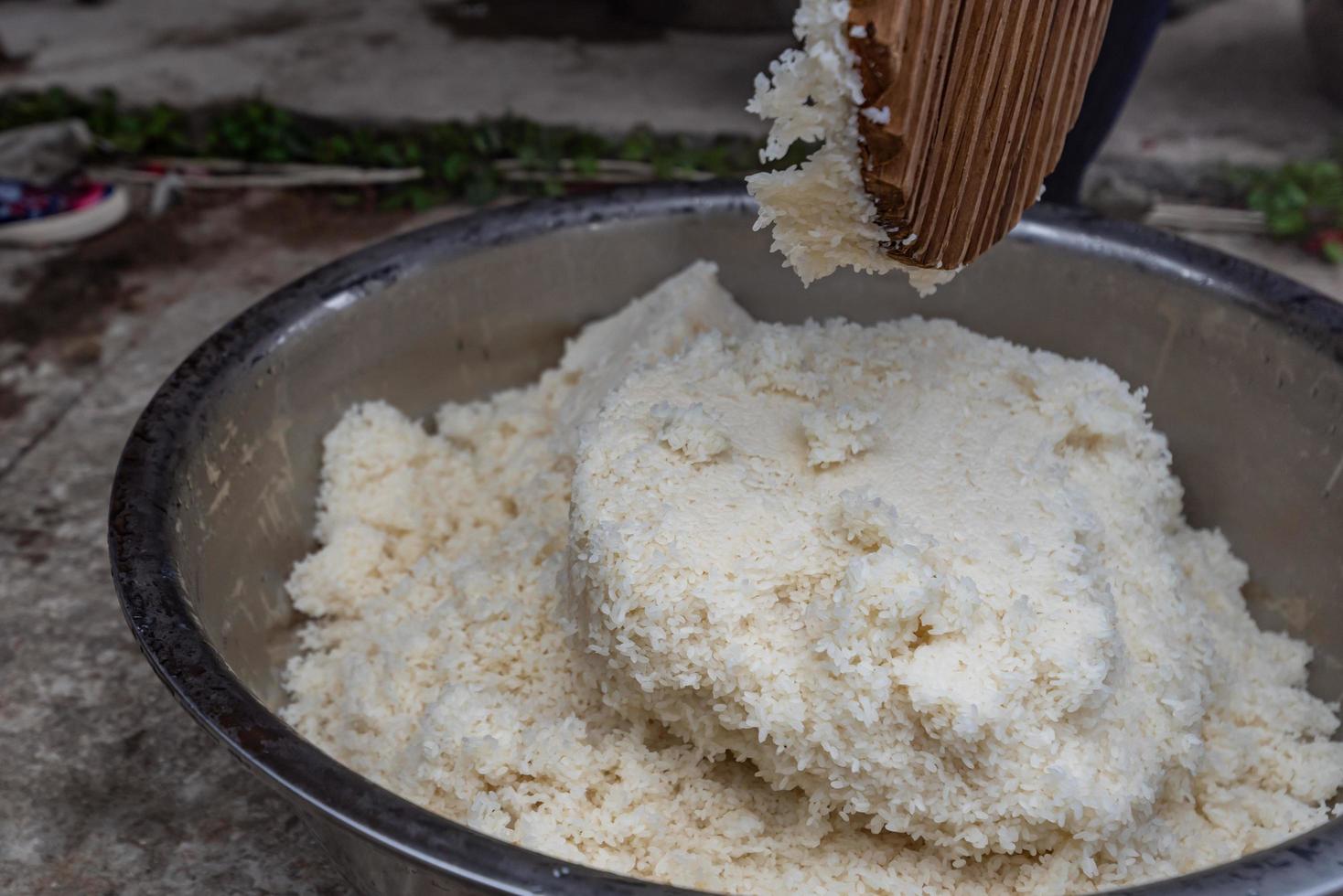 il processo di produzione degli snack tradizionali cinesi, le strisce di riso, è una prelibatezza a base di riso foto