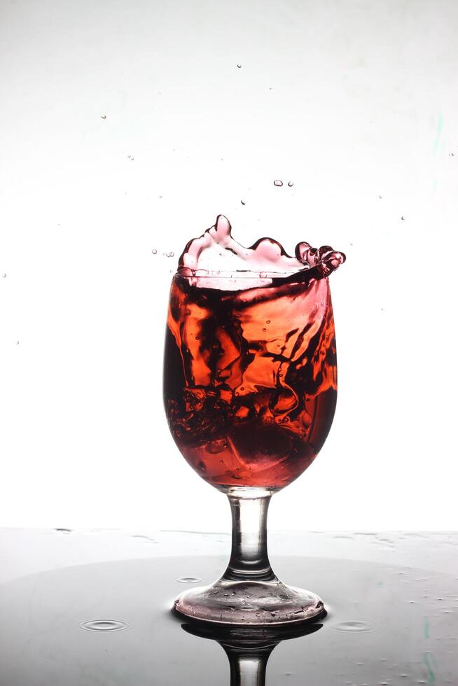 spruzzi cocktail in un' vino bicchiere foto