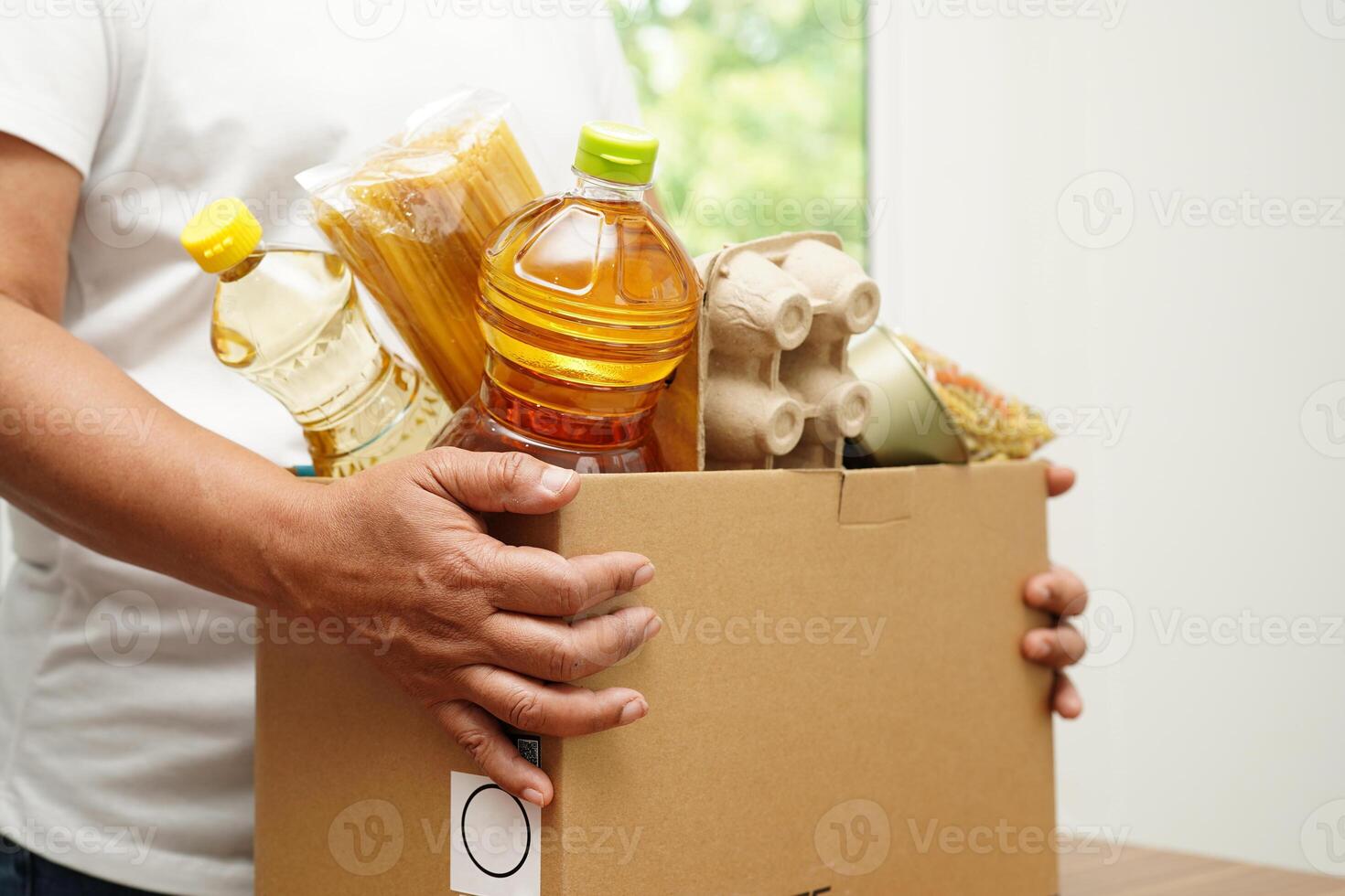 prodotti alimentari nel donazione scatola per volontario per Aiuto le persone. foto