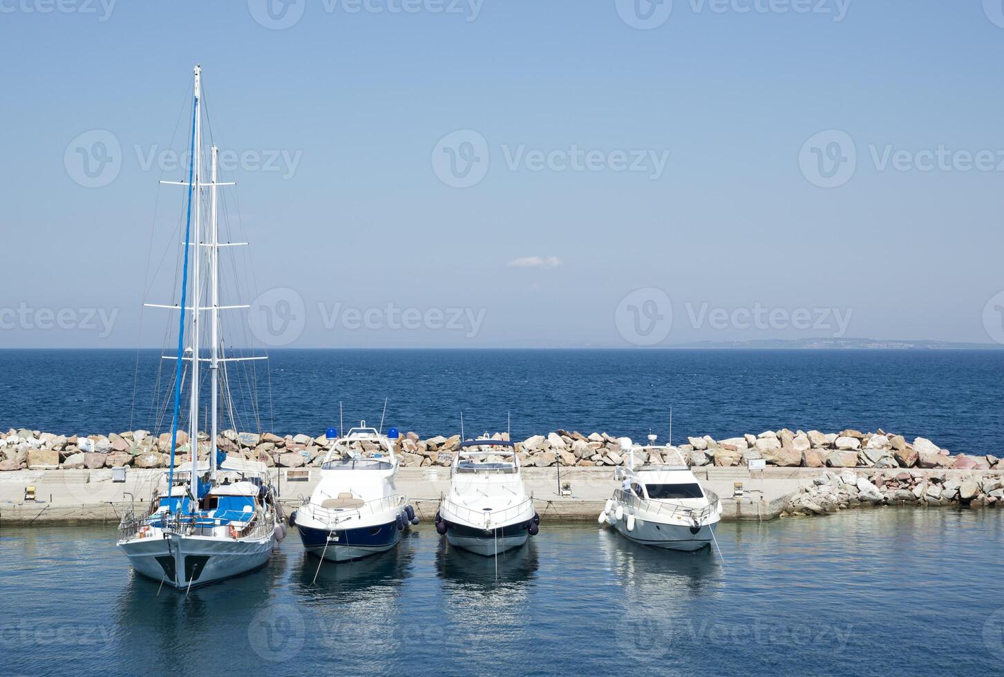 barche a vela nel mare foto