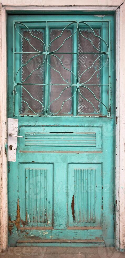 porta di legno isolata foto