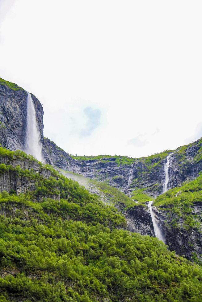 cascate in aurlandsfjord aurland sognefjord in norvegia. foto