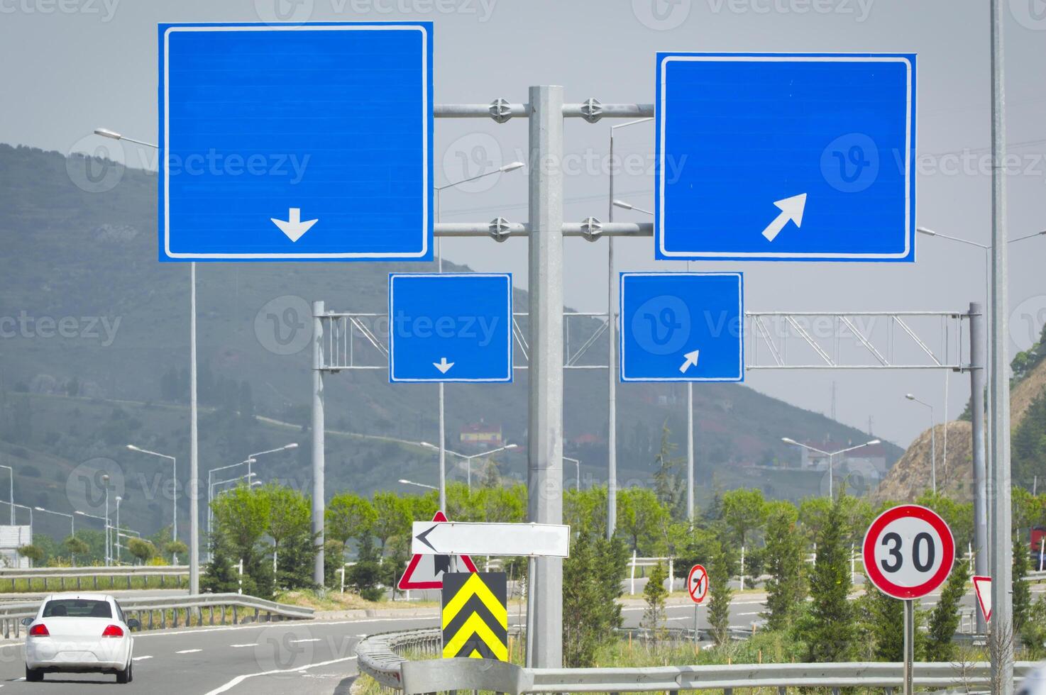 quattro segnale stradale a autostrada foto