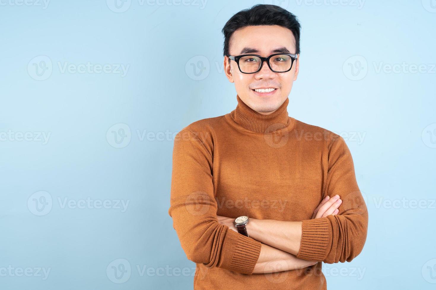 uomo asiatico in posa su sfondo blu foto