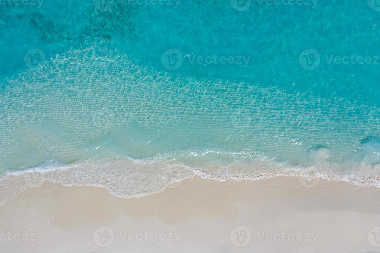 estate mare belle onde, acqua di mare blu in una giornata di sole. vista dall'alto dal drone. vista aerea del mare, incredibile sfondo di natura tropicale. bellissimo mare luminoso con spruzzi di onde e concetto di spiaggia di sabbia foto