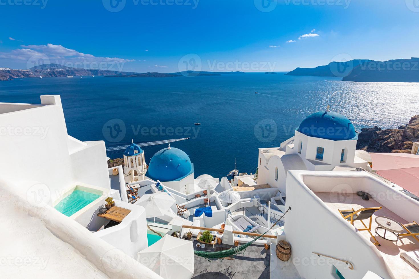 isola di santorini, grecia. paesaggio estivo incredibilmente romantico su santorini. villaggio di oia nella luce del mattino. vista incredibile con case bianche. isola degli innamorati, vacanza e concetto di sfondo di viaggio foto