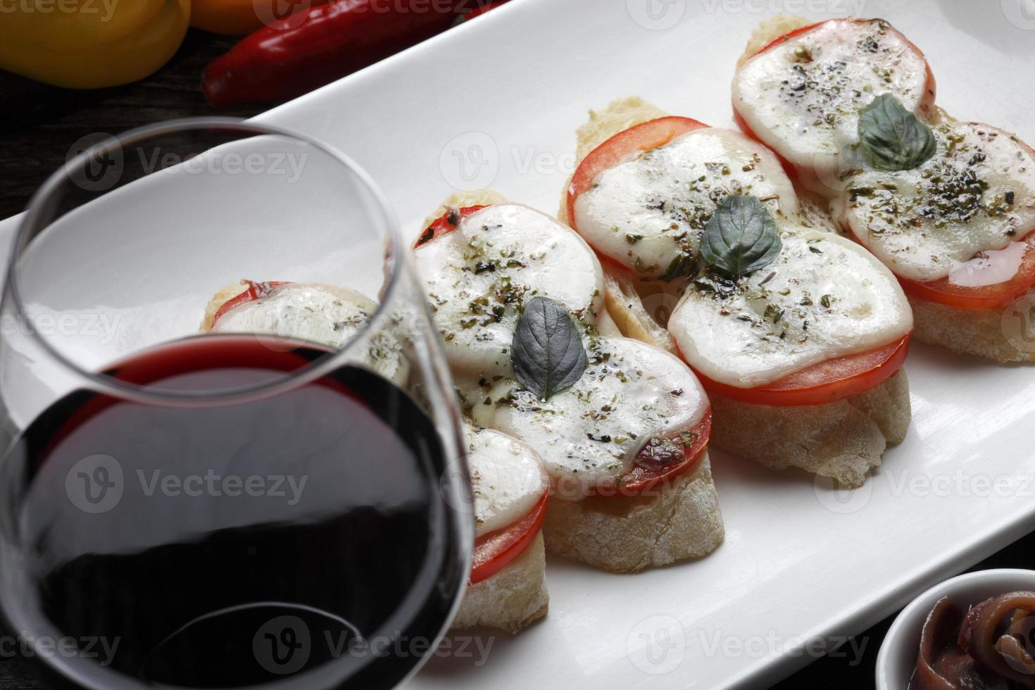 la bruschetta è un antipasto italiano a base di pane grigliato con olio d'oliva. foto