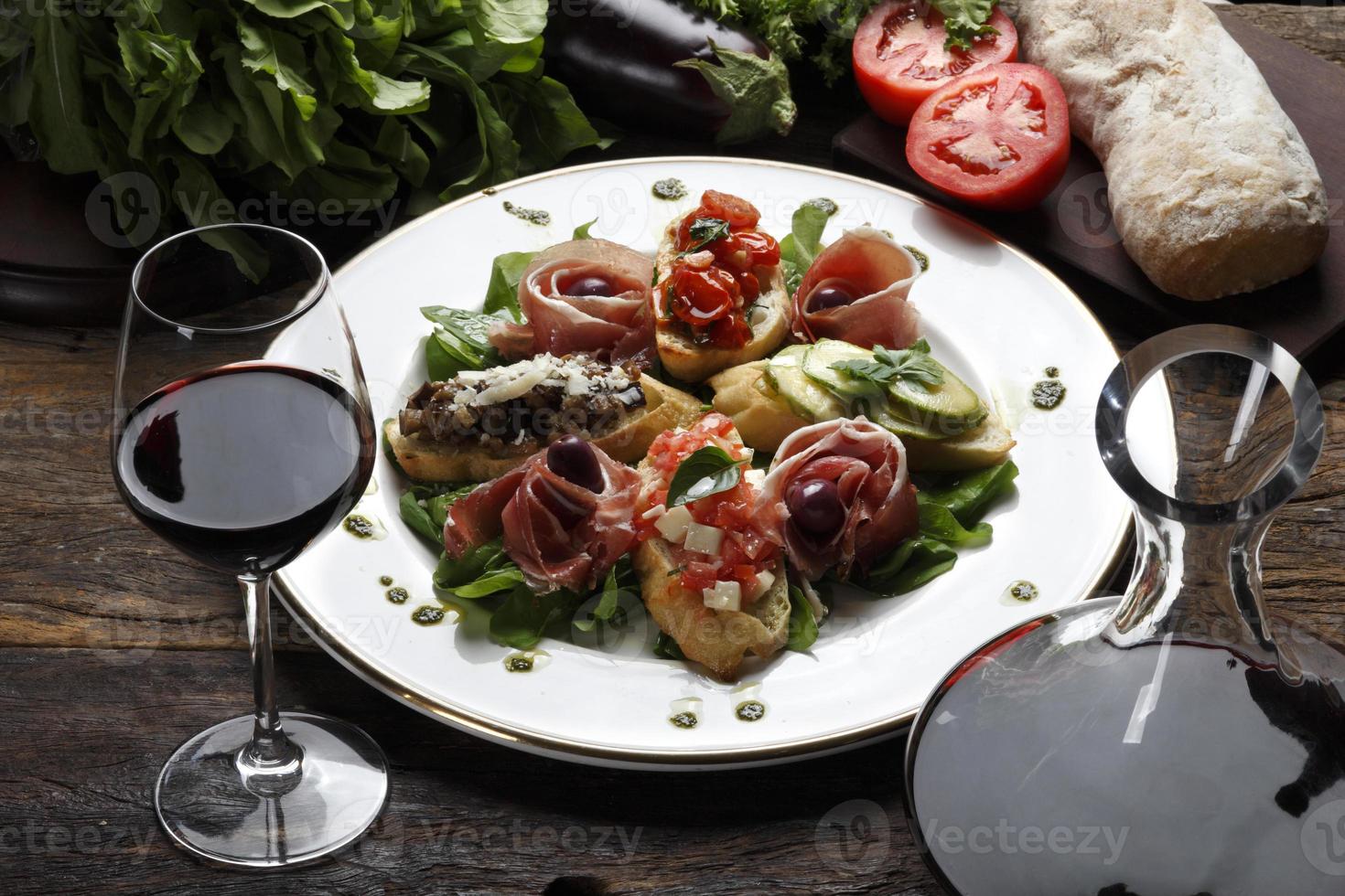 pane insalata e vino rosso foto