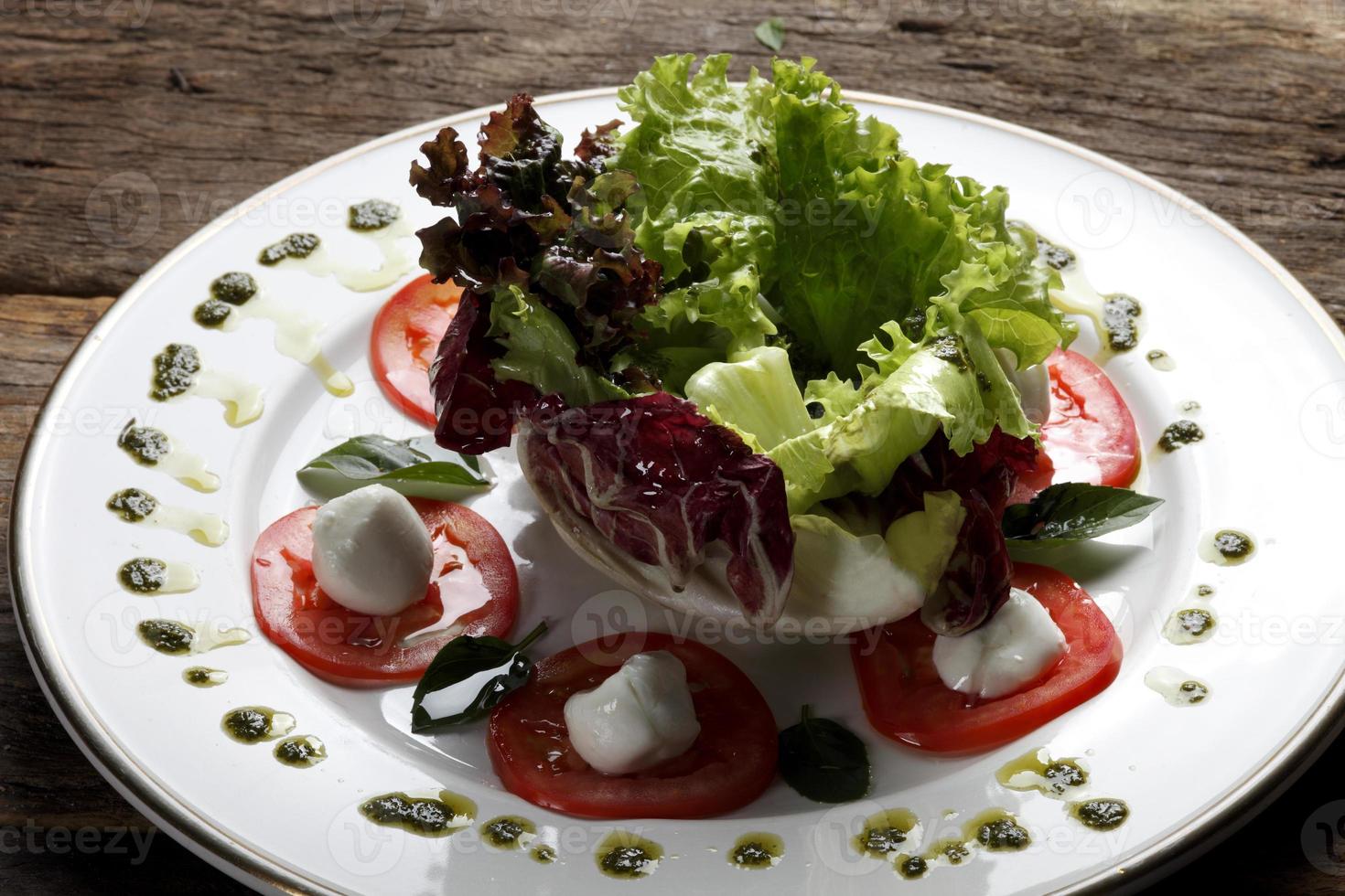 insalata di pomodori secchi, pane e vino rosso foto