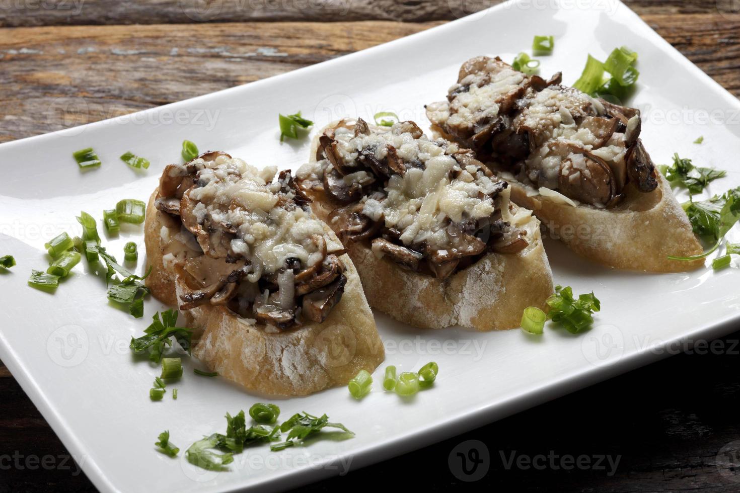 la bruschetta è un antipasto italiano a base di pane grigliato con olio d'oliva. foto