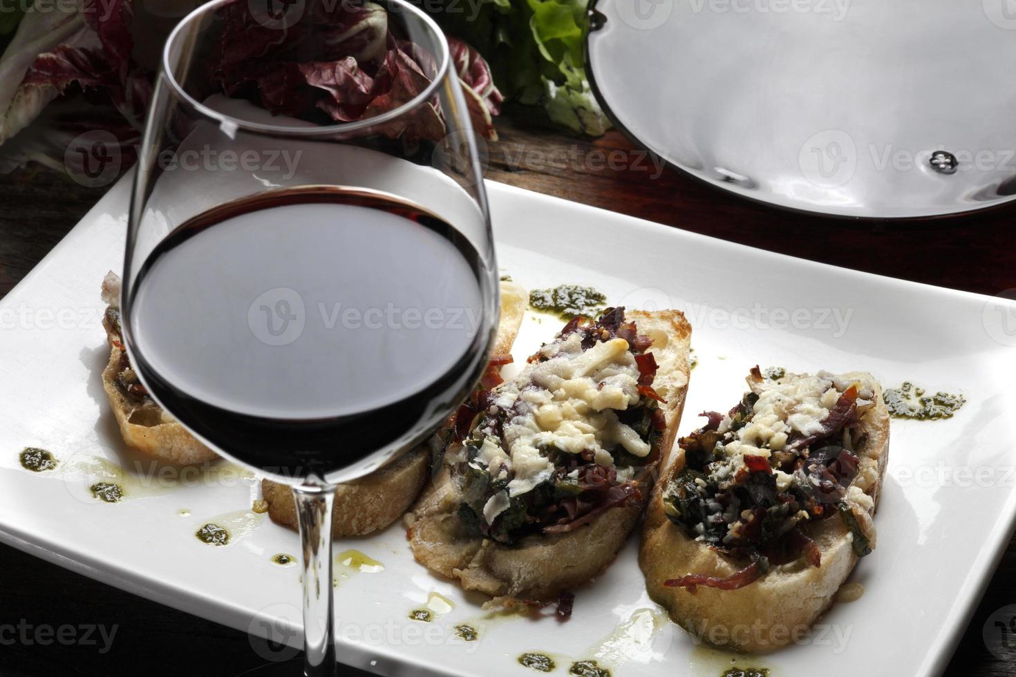 la bruschetta è un antipasto italiano a base di pane grigliato con olio d'oliva. foto