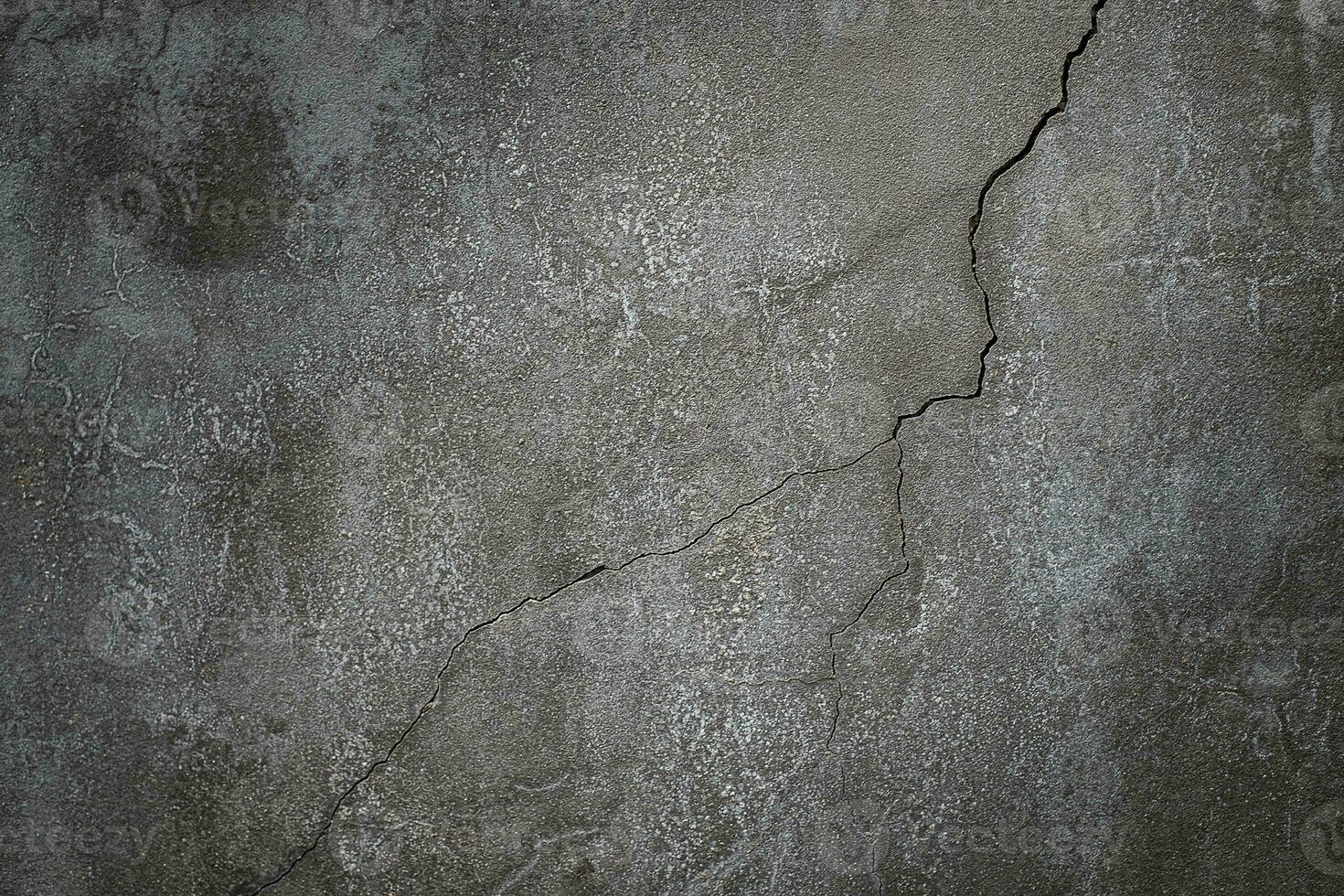 muro di cemento in cemento con una crepa per il design e lo sfondo della trama foto