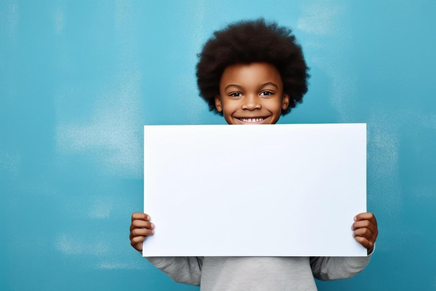 ai generato uomo Tenere vuoto cartello su blu sfondo contento sorridente foto