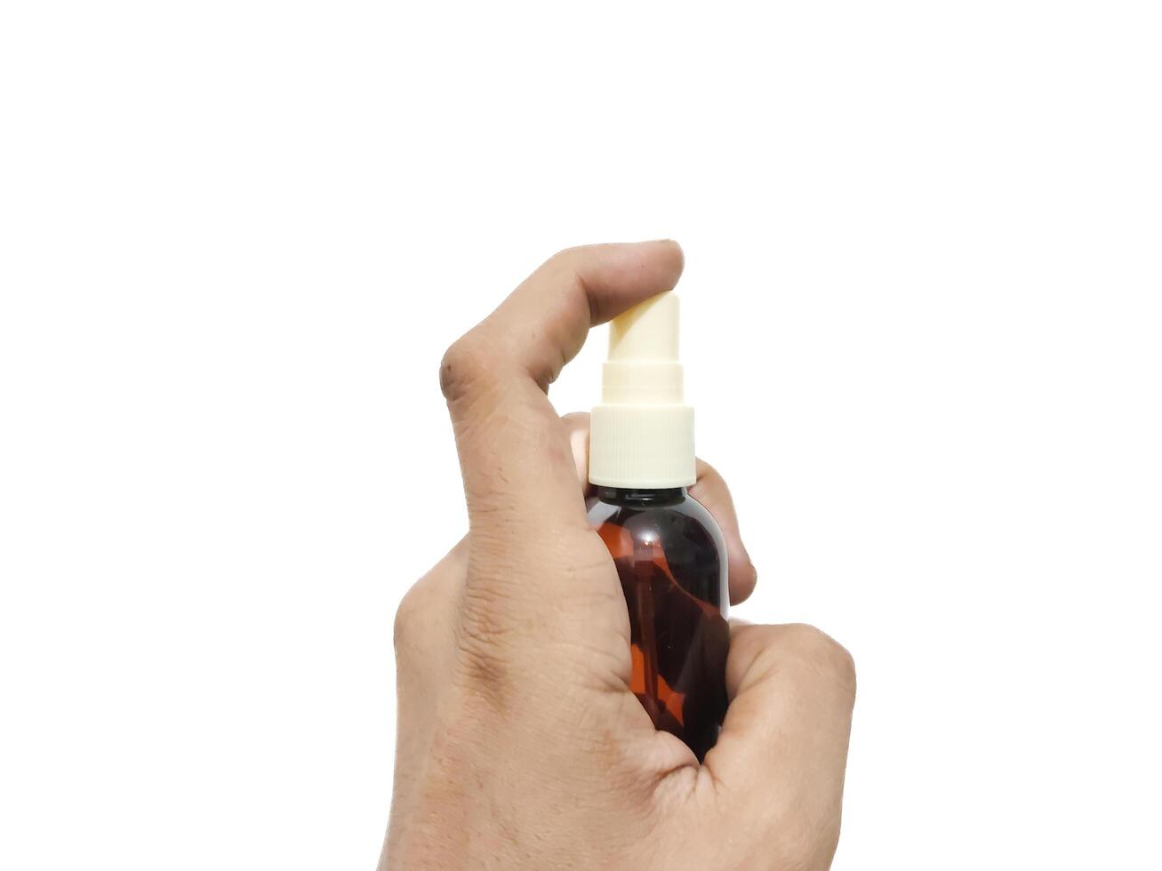 dita Tenere o afferrare un' spray bottiglia isolato su un' bianca sfondo foto