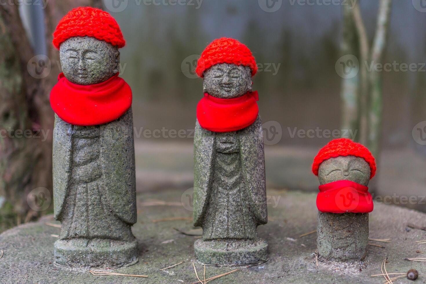 3 poco monaco statue con rosso a maglia cappelli e sciarpe a il rinno-ji tempio nel mandai, Giappone foto