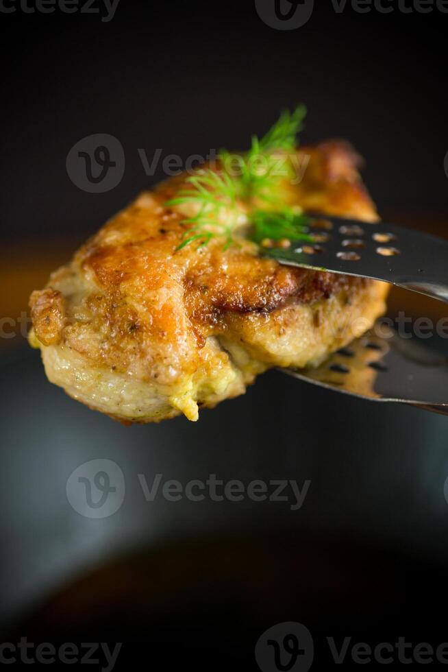 un' pezzo di fritte pollo filetto con spezie foto