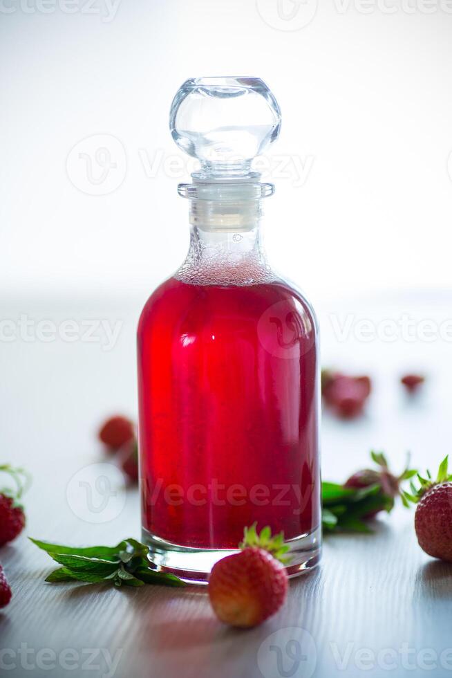 dolce cucinato fragola sciroppo nel un' bicchiere caraffa foto