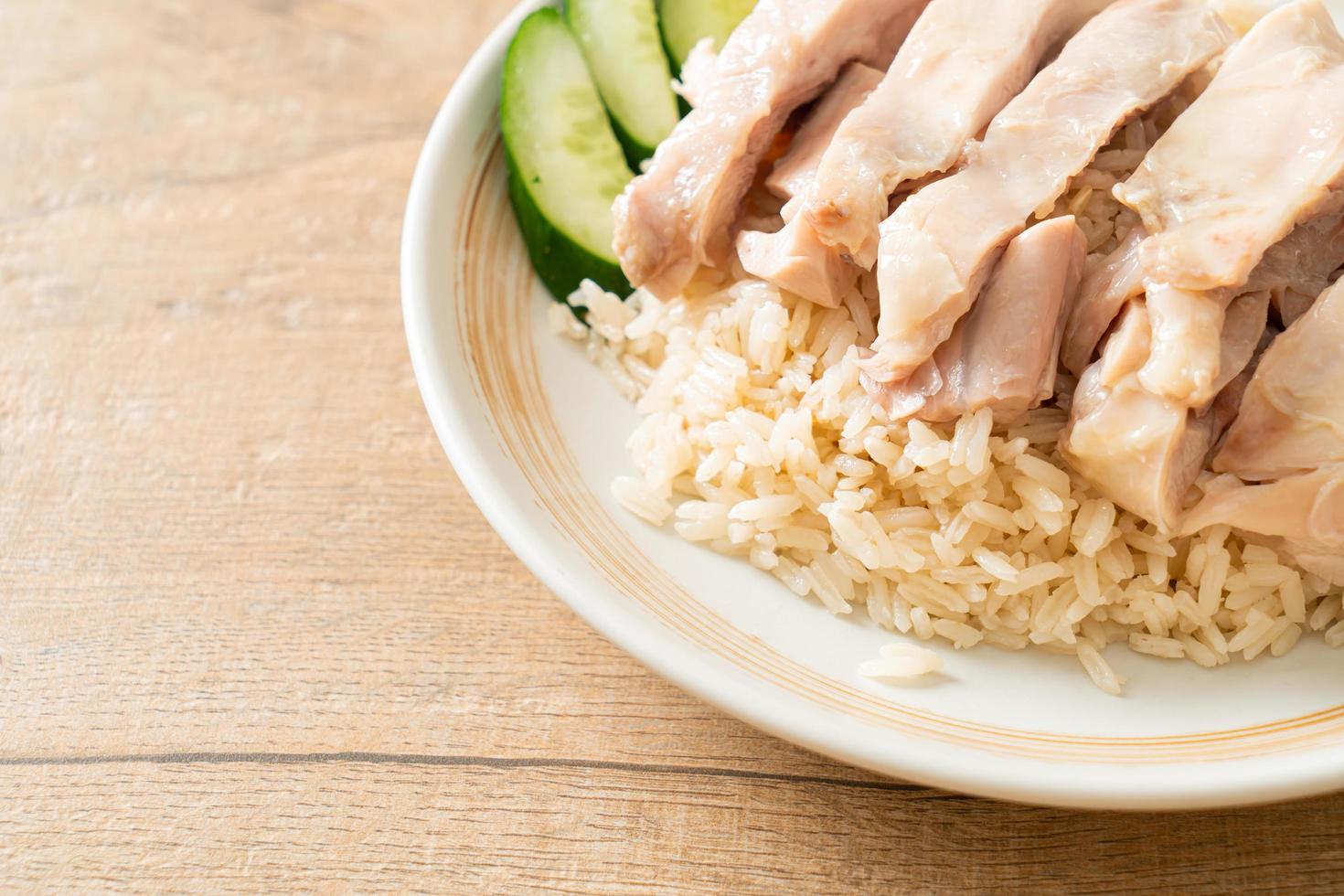 riso al pollo hainanese o riso al vapore con zuppa di pollo foto