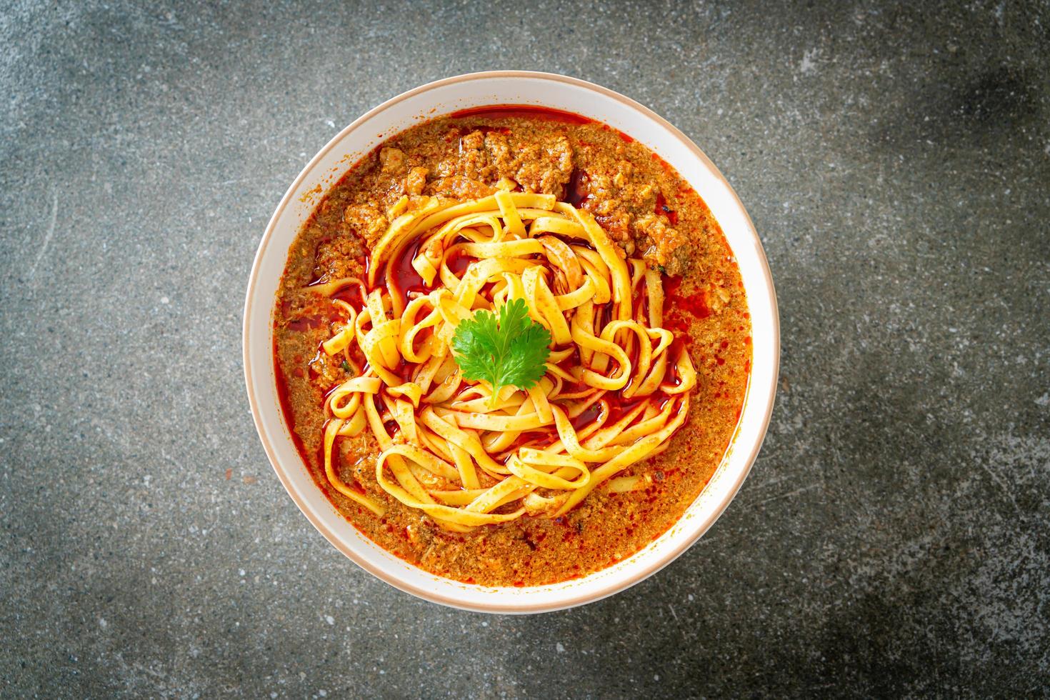 zuppa di noodles cinesi piccante dello yunnan o kwa meng foto