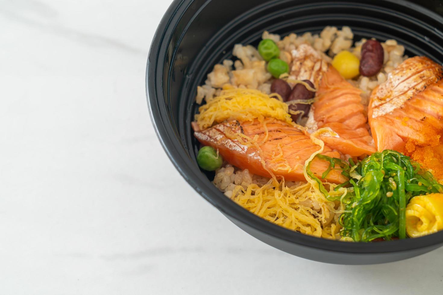 salmone alla griglia con donburi di riso integrale foto