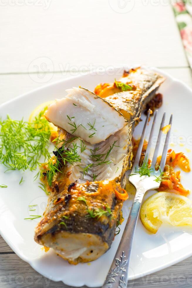 pesce al forno con spezie e verdure nel il forno. foto