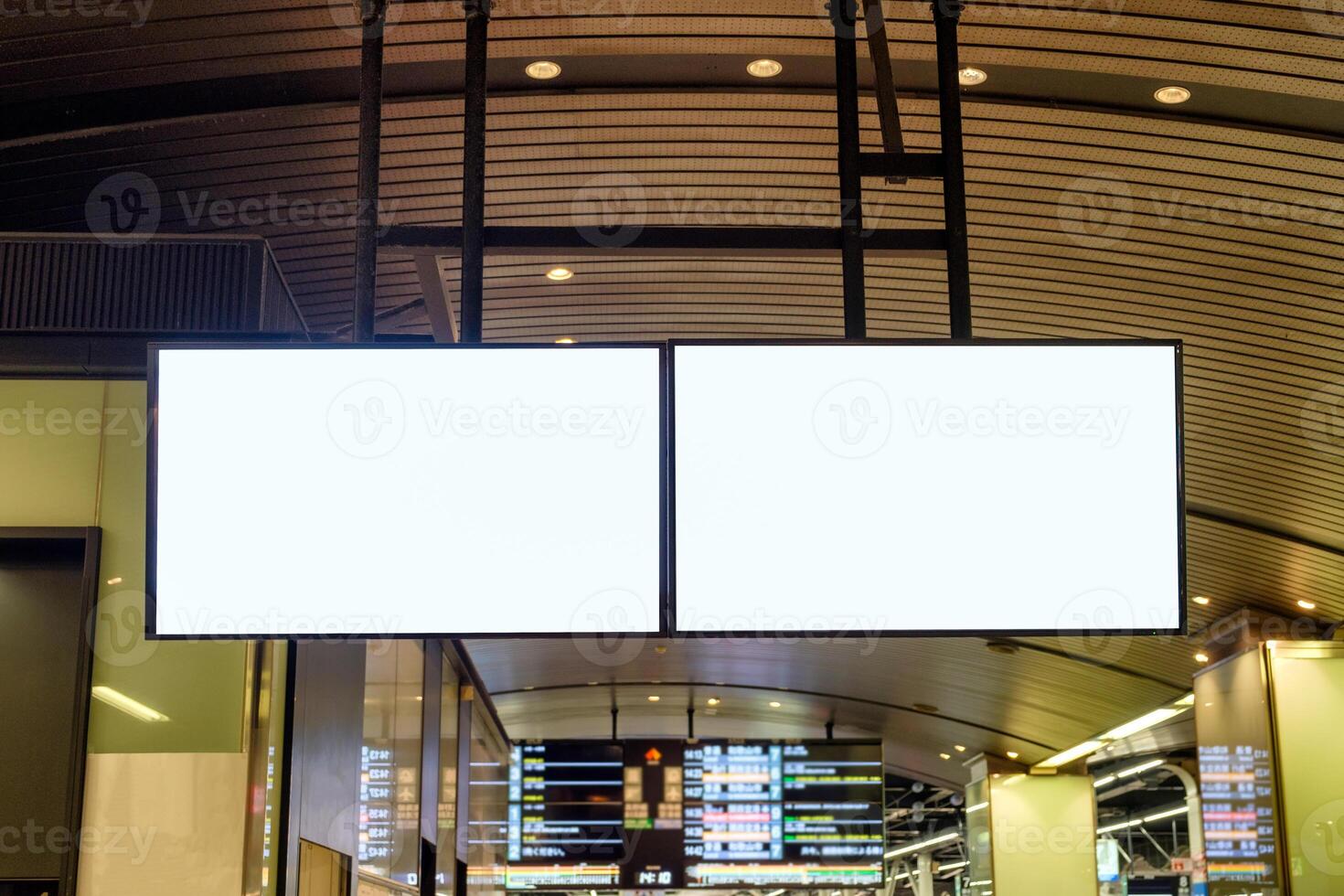 vuoto grande tabellone pubblicità sospeso a stazione foto