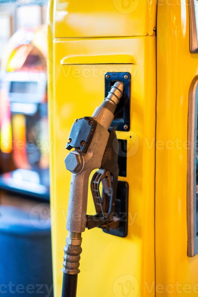 carburante ugello su giallo benzina pompa foto