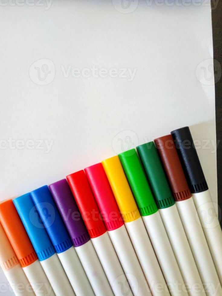 colorato matite isolato su bianca sfondo. multicolore gruppo di colorato matite foto