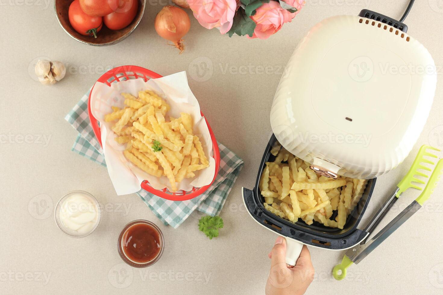 femmina mano prendere su airfryer vassoio macchina cucina. foto